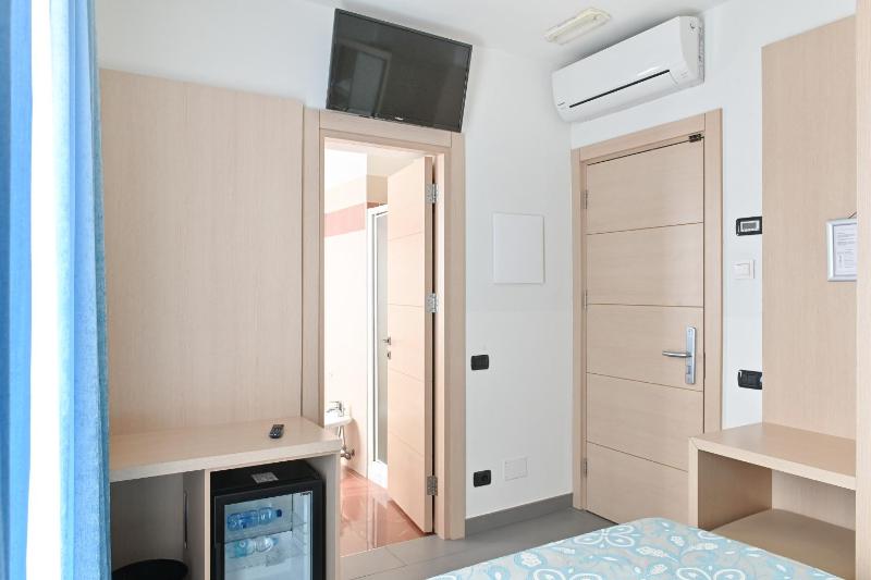 Double Room with Lake View image 4