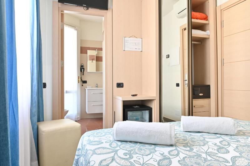 Double Room image 3