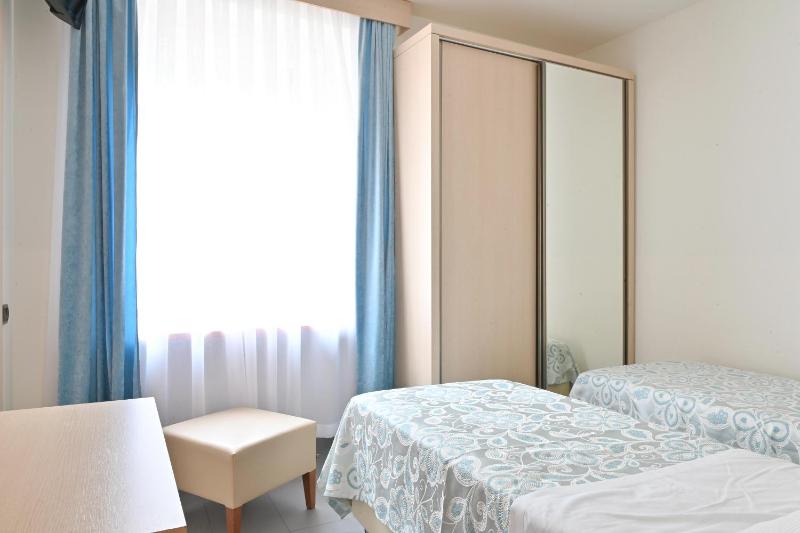 Twin Room image 3
