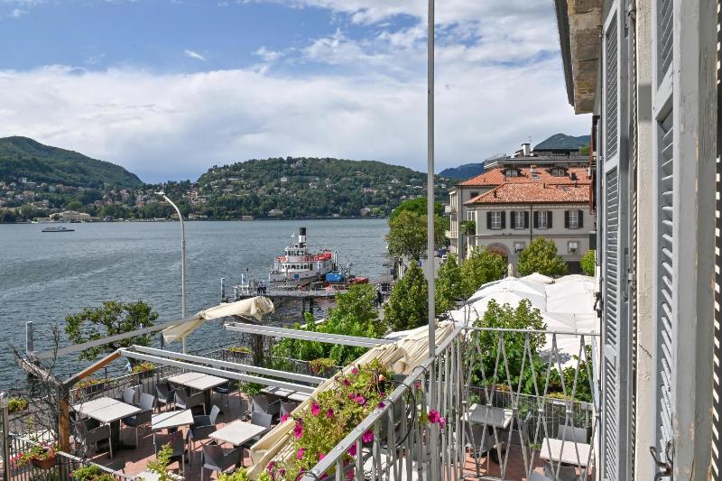 Double Room with Lake View image 1