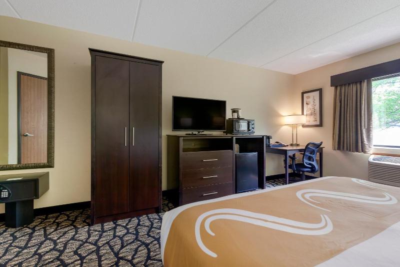 Queen Room - Accessible/Non Smoking image 4