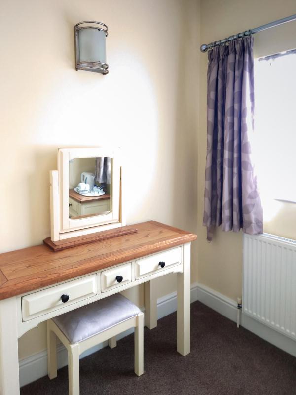 Superior Twin Room image 4