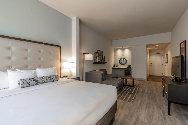Deluxe King Room - Non-Smoking image 3