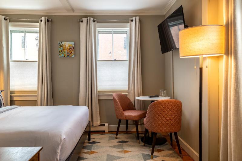 Queen Room image 2
