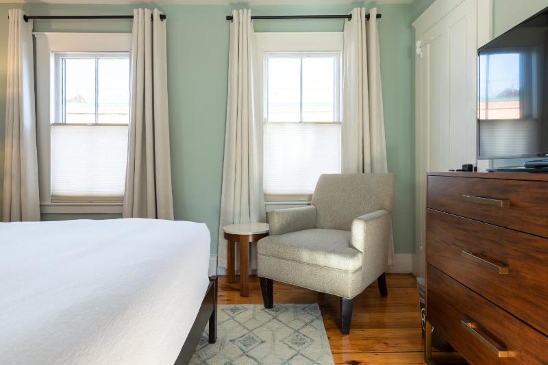 King Room image 3