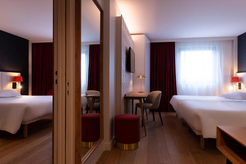 Superior Twin Room image 3