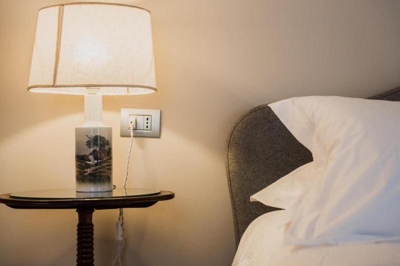 Deluxe King Room image 3