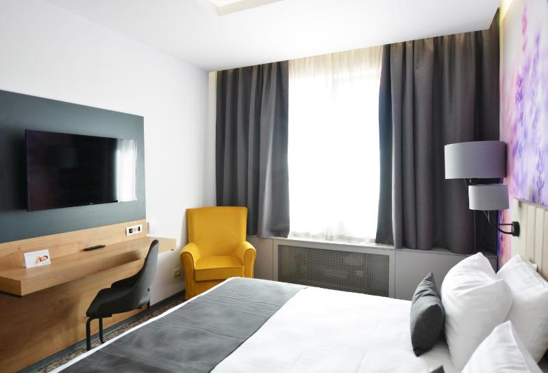 Classic Double Room image 3