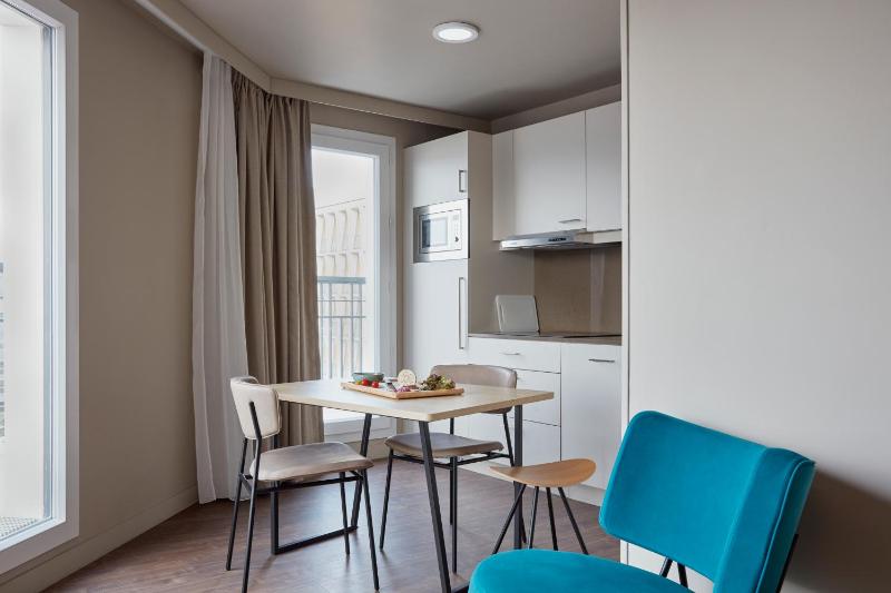 Superior Studio with Balcony image 4