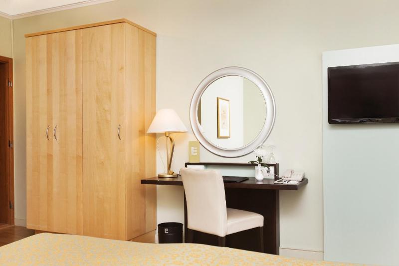 Standard Twin Room image 1
