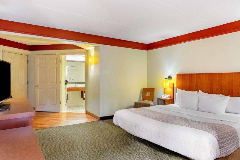 Deluxe King Room image 3