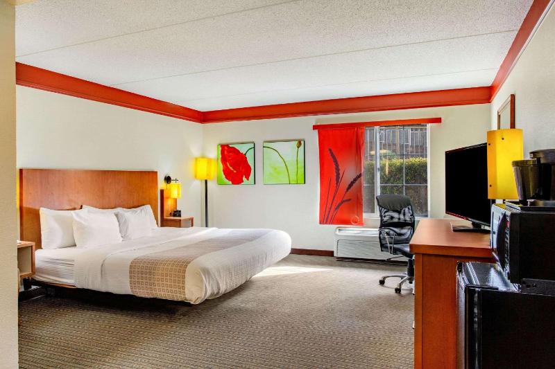 Deluxe King Room image 2