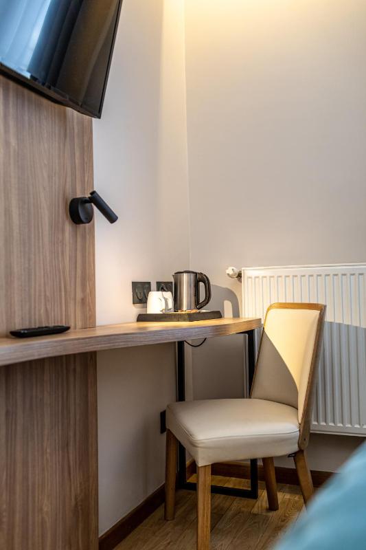 Double Room with Extra Bed image 3