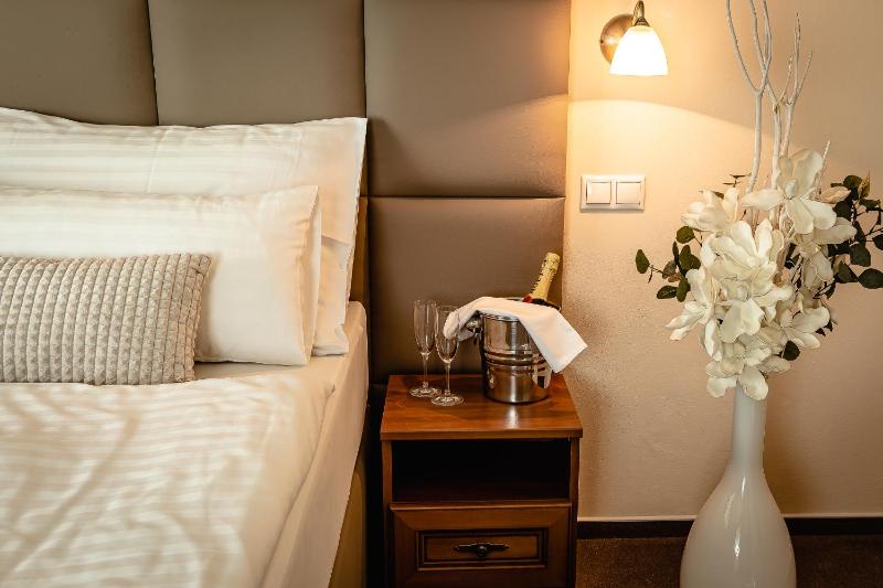 Deluxe Suite image 3
