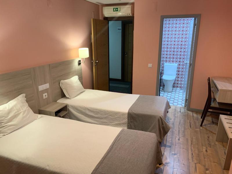 Twin Room image 3