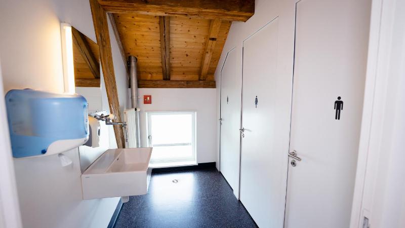 Sextuple Room with Shared Bathroom image 3