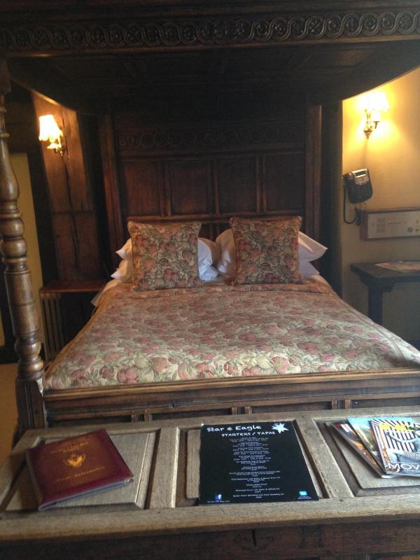 Double Room with Four Poster Bed image 3