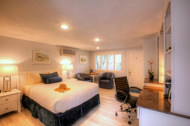 Deluxe Queen Room image 3