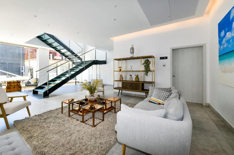 Stylish luxury condo central location ocean view pool - image 23