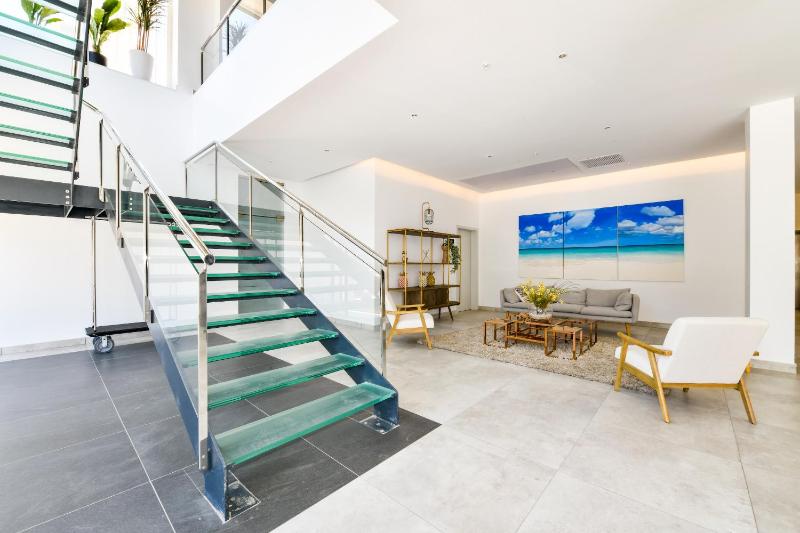 Stylish luxury condo central location ocean view pool - image 4