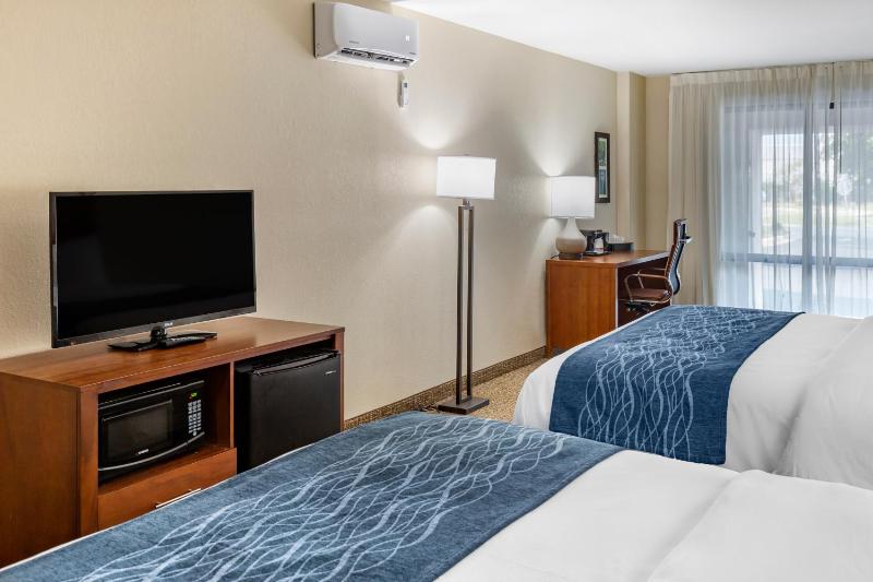 Standard Queen Room with Two Queen Beds - Non Smoking  image 3