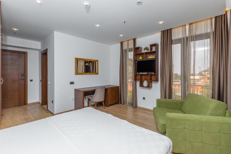 Deluxe Double Room with Extra Bed image 1