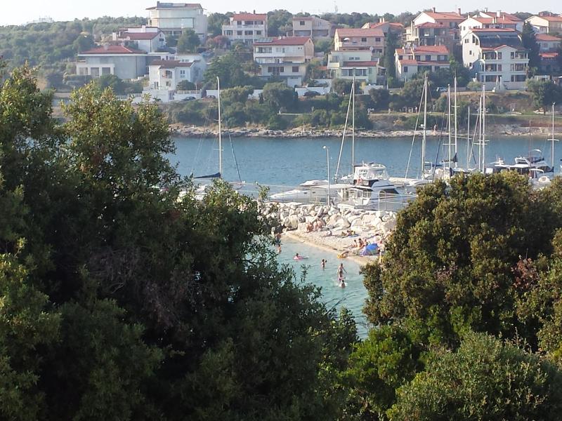 Three-Bedroom Apartment with Balcony and Sea View image 3