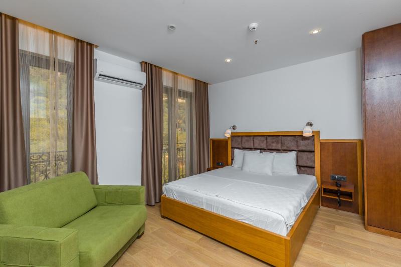 Deluxe Double Room with Extra Bed image 3