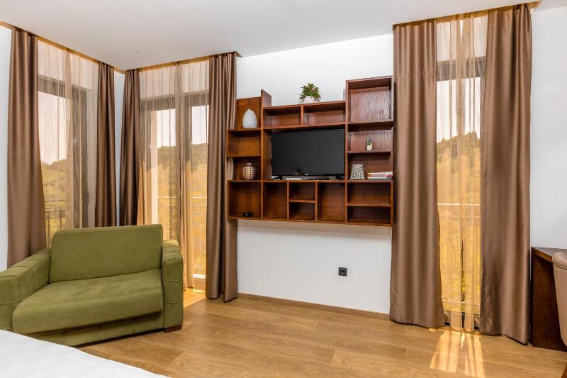Deluxe Double Room with Extra Bed image 4