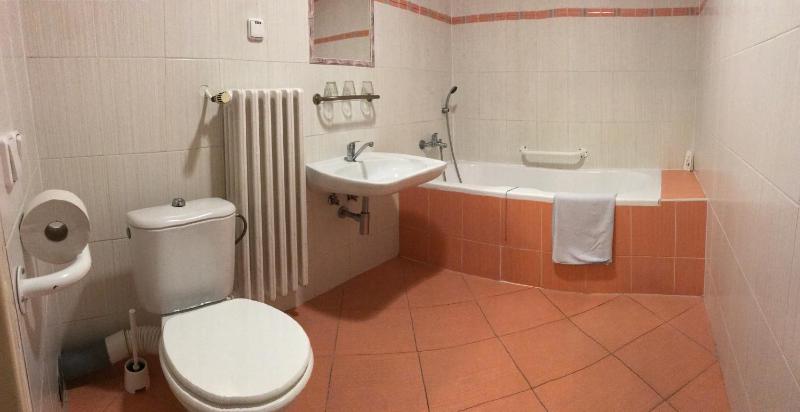 Twin Room - Disability Access image 2