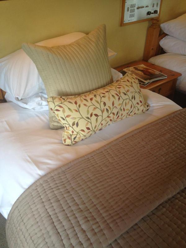 Twin Room image 4
