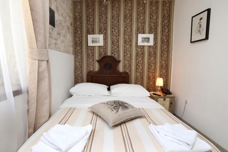 Small Double Room image 4