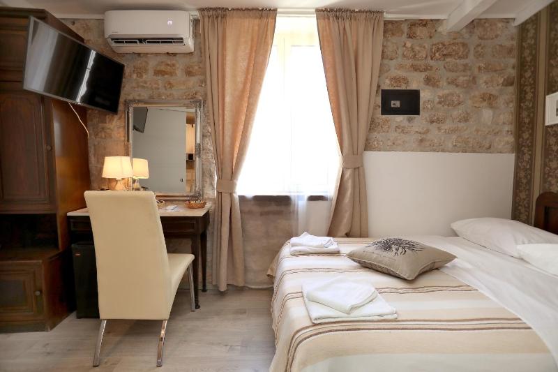Small Double Room image 2