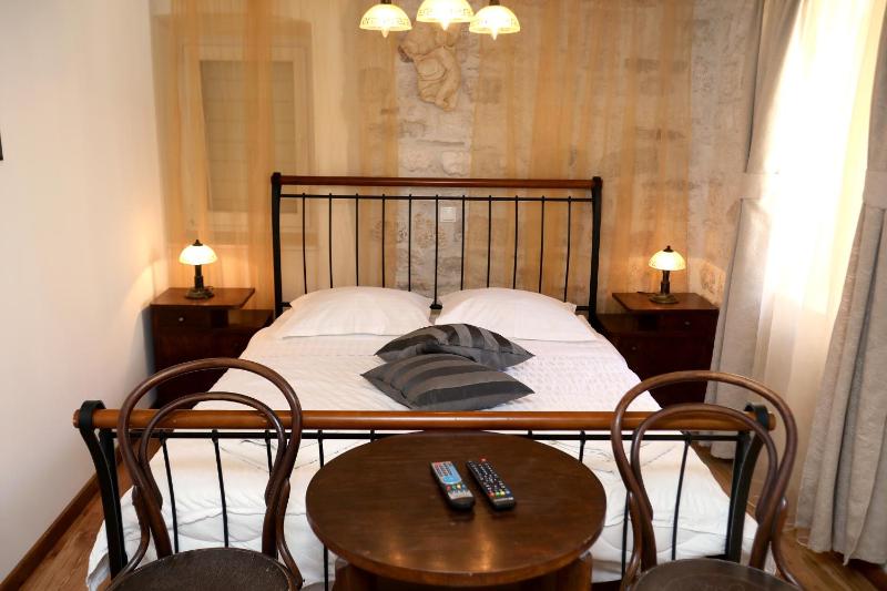 Double Room image 4