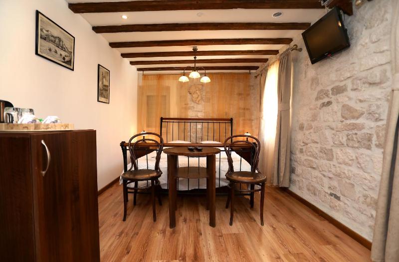 Double Room image 3