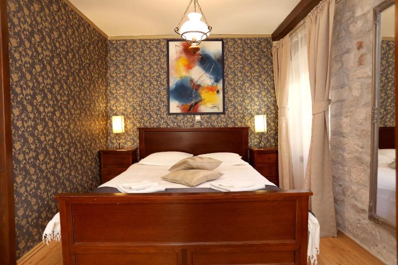 Double Room with Balcony image 4