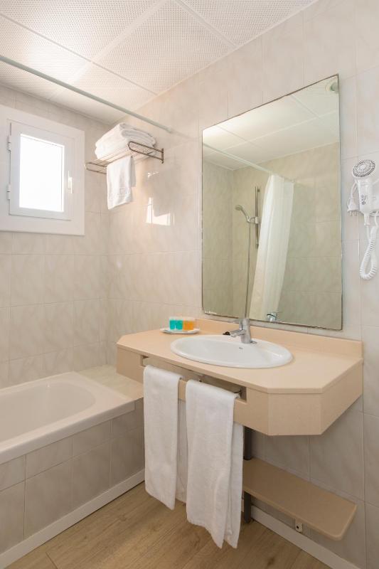 One-Bedroom Penthouse Apartment with Sea views image 2