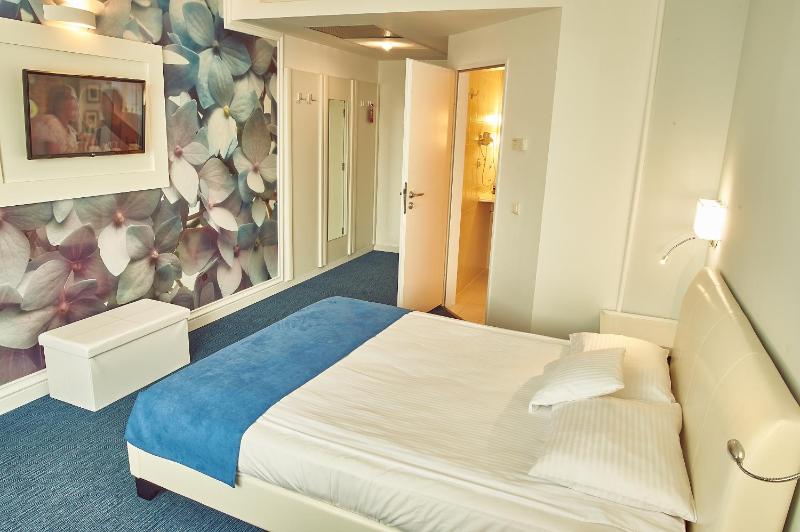 Standard Double Room image 4