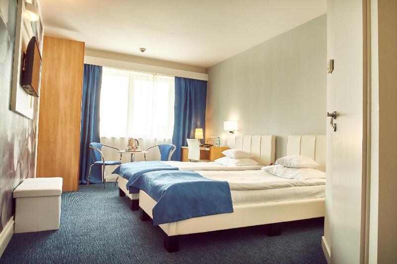 Standard Twin Room image 1