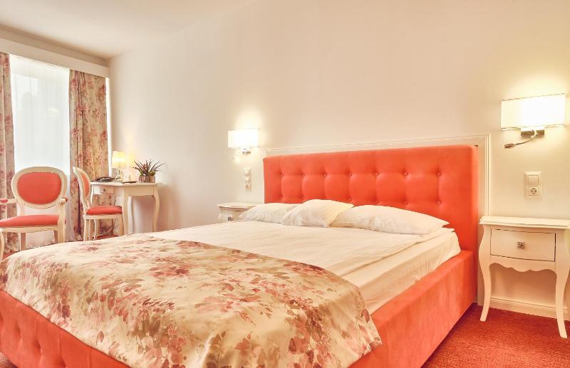 Deluxe Double Room Palace of Parliament view image 2