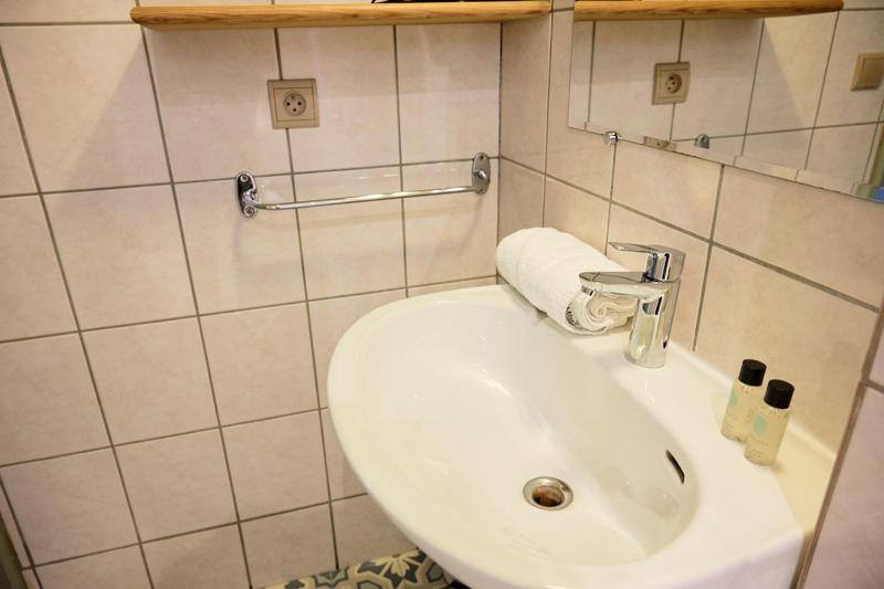 Standard Twin Room image 3