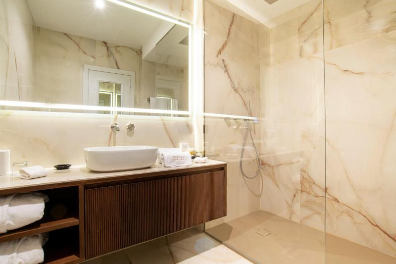 Deluxe Double Room image 2