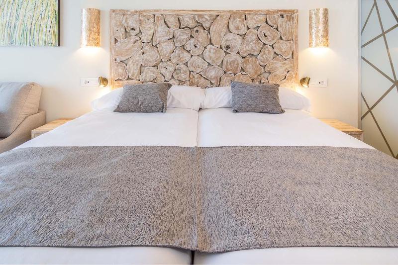 Standard Double Room image 4