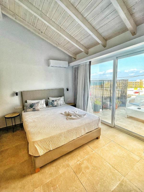 Deluxe Double Room with Sea View image 3