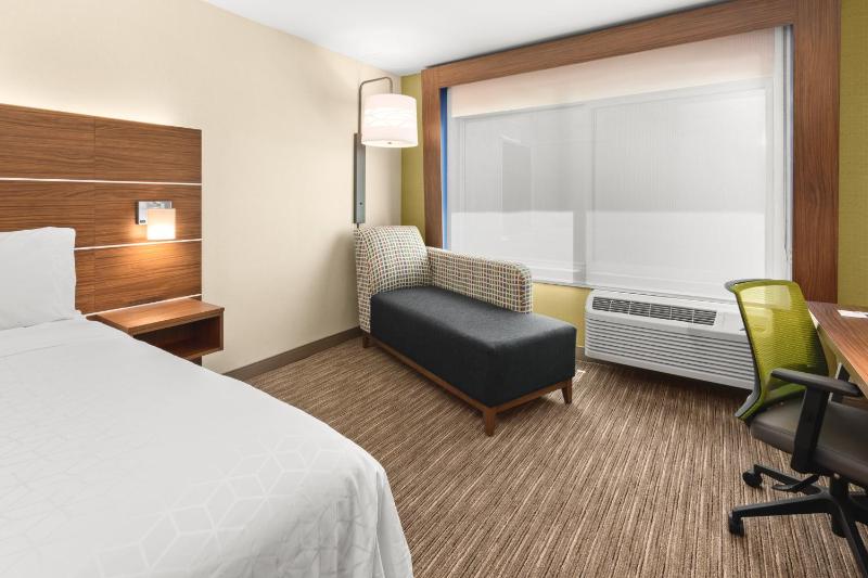 Standard King Room image 2