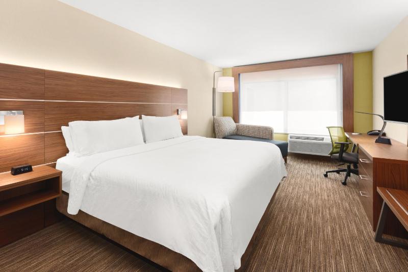 Standard King Room image 3