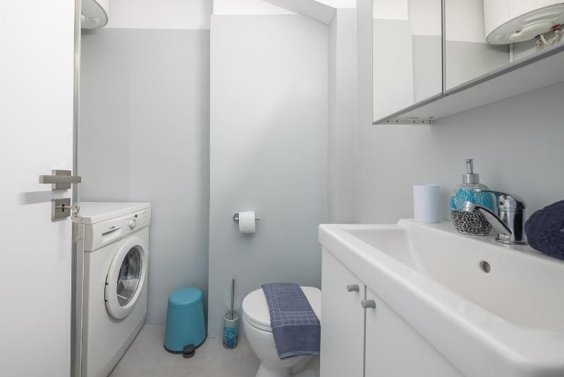 One-Bedroom Apartment image 4