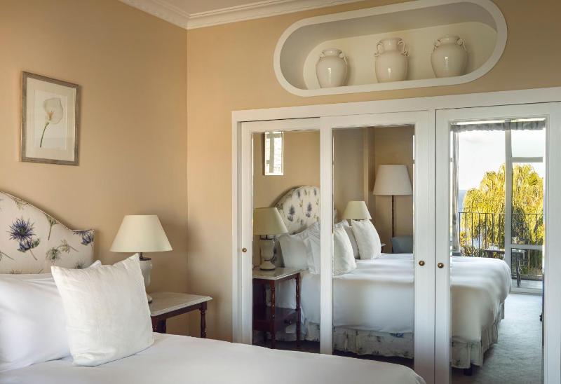 Deluxe Double Room with Sea View image 3