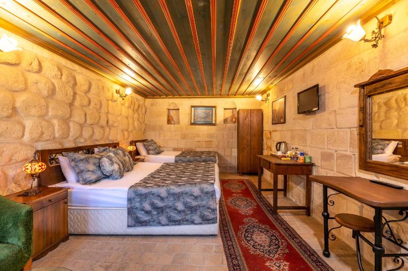 Deluxe Triple Room image 1