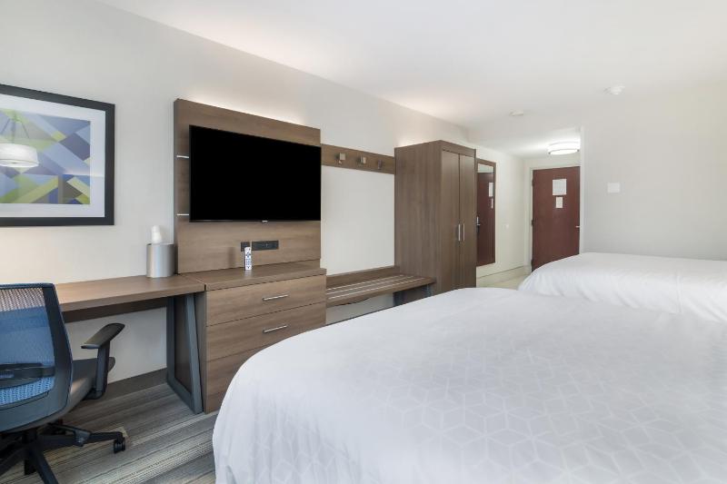 Standard Room with Two Queen Beds image 4